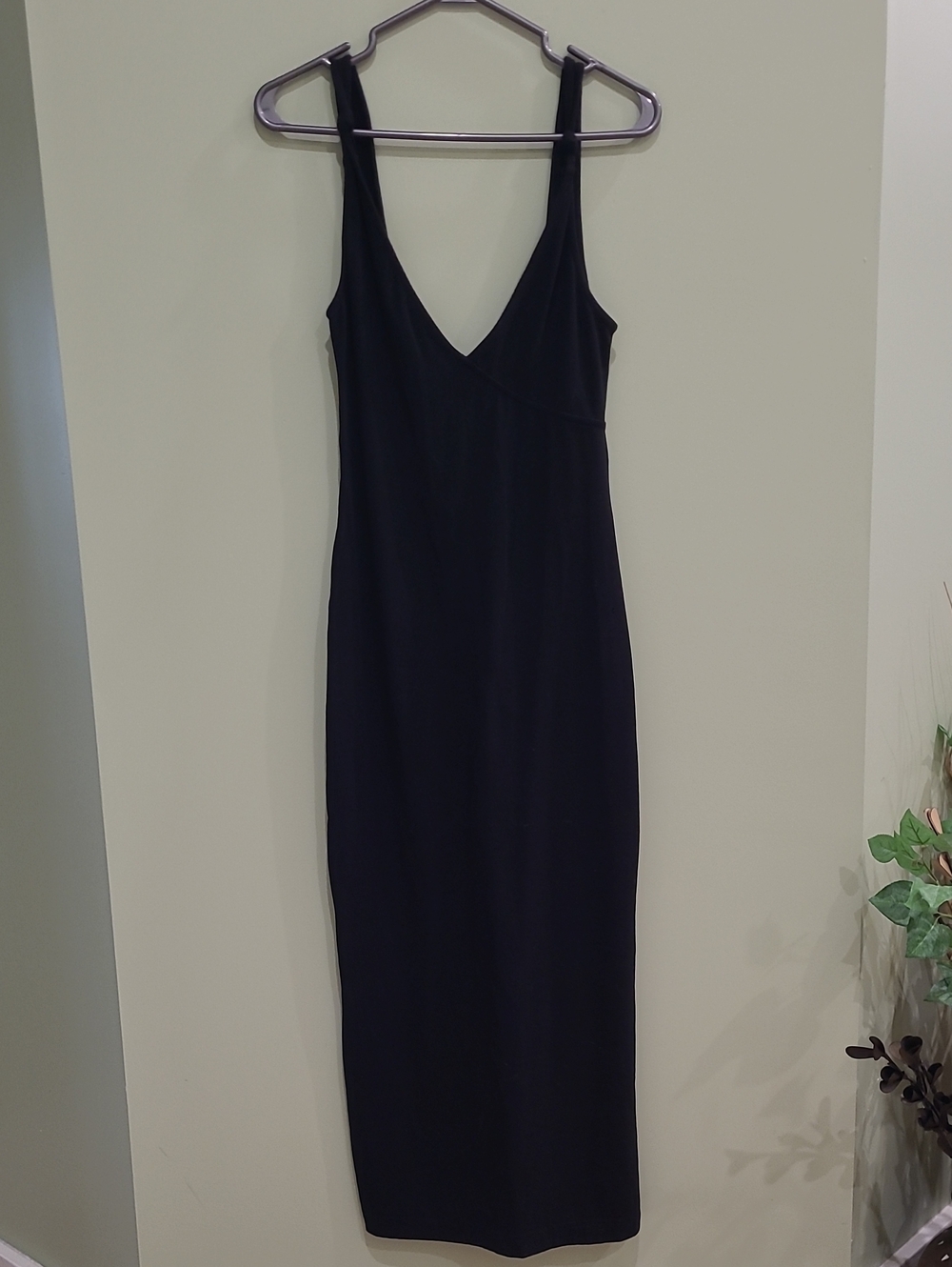 Classic Black V-Neck Sleeveless Midi Dress
